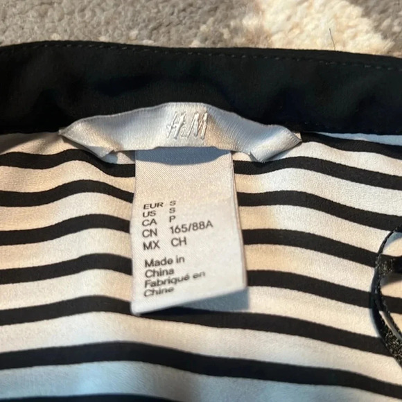 H&M sleeveless v neck top. Excellent condition size small. Black white stripe - Picture 3 of 4